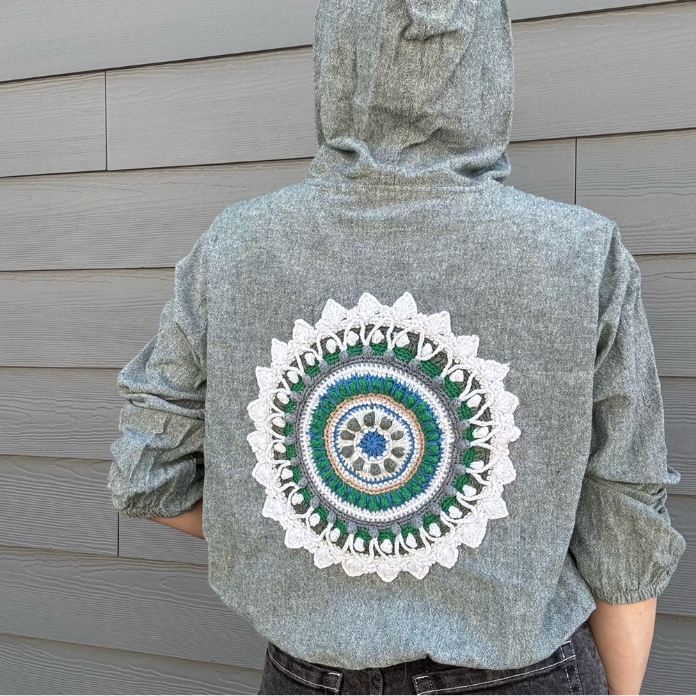 Light hoodie with crochet - Picture 4 of 10
